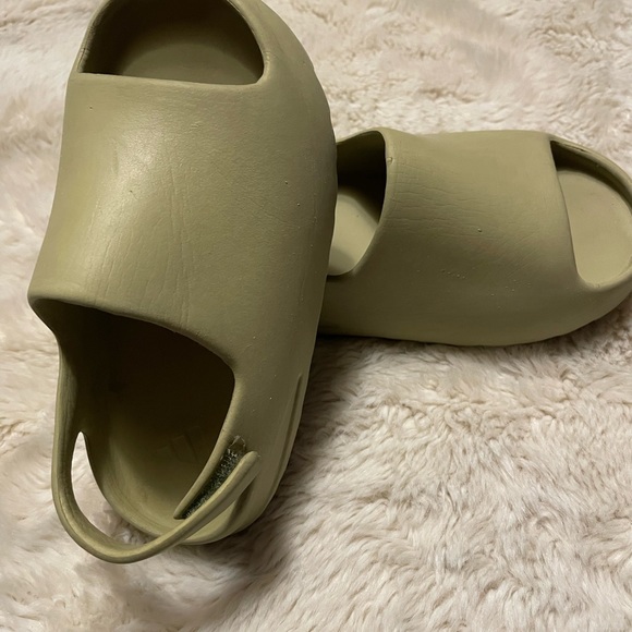 Kids Yeezys - Picture 2 of 9